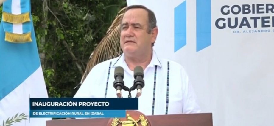 Presidente Giammattei encabeza inauguración del Proyecto de Electrificación Rural en Izabal