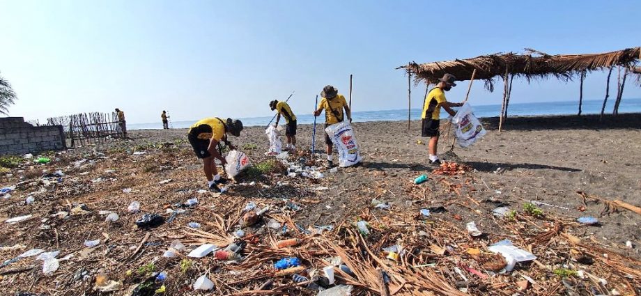Ejército de Guatemala efectúa limpieza de playa pública de Iztapa, Escuintla