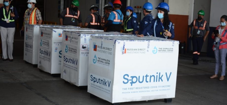 Ingresaron las primeras 50 mil dosis de la vacuna Sputnik V a Guatemala