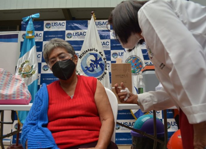 En marcha puesto de vacuncación del CUM