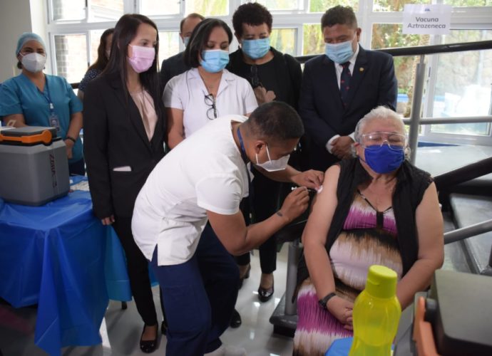 Salud inauguró dos centros más de vacunación contra COVID-19