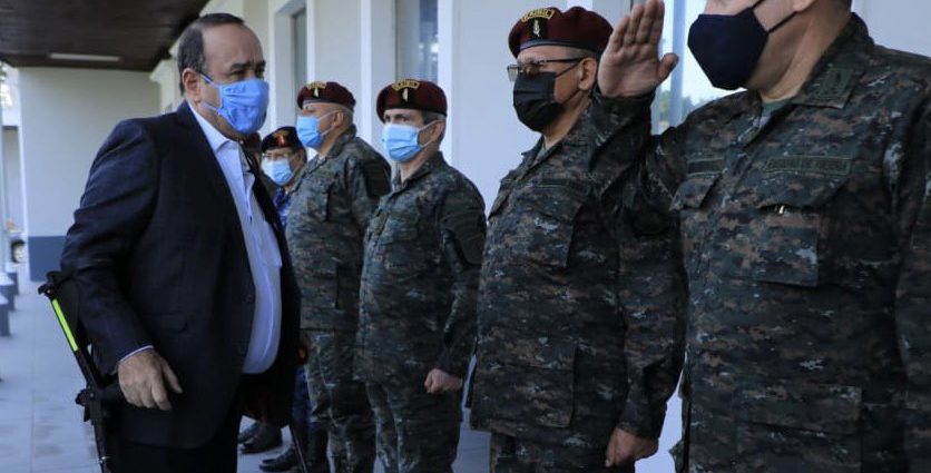 Presidente destaca trabajo del Ejército de Guatemala en beneficio de la población