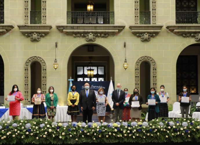 Gobierno galardona a 10 mujeres emprendedoras