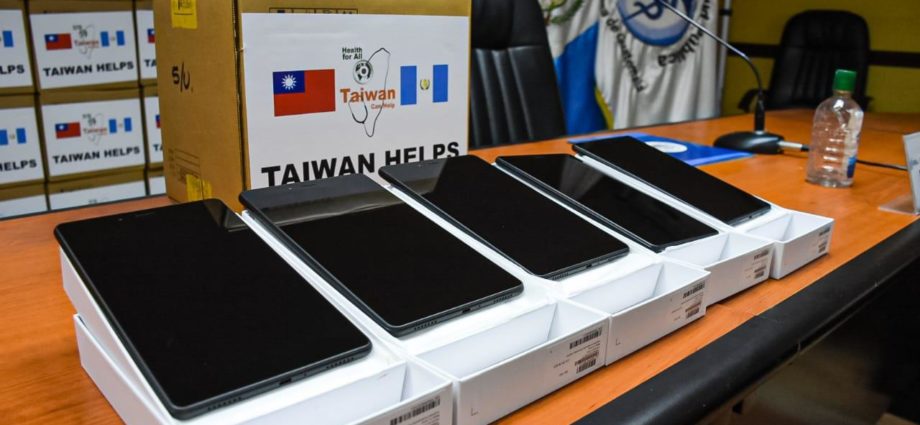 Salud recibe donativo de 425 tabletas por parte de la República de China (Taiwán)