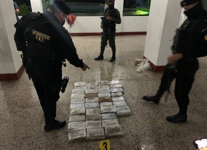 Decomisan 115 paquetes con cocaína y dos localizadores GPS en puerto Quetzal, Escuintla