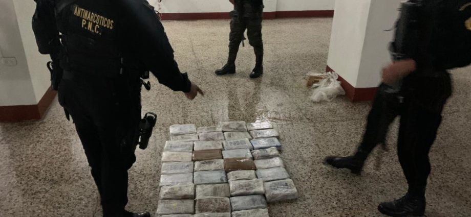 Decomisan 115 paquetes con cocaína y dos localizadores GPS en puerto Quetzal, Escuintla