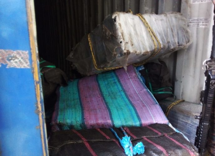 PNC localiza bultos con posible droga en barco proveniente de Ecuador