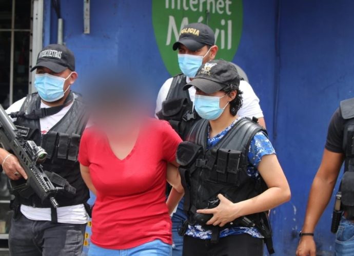Detienen a la segunda mujer que figura en la lista de los 100 criminales más buscados en el país