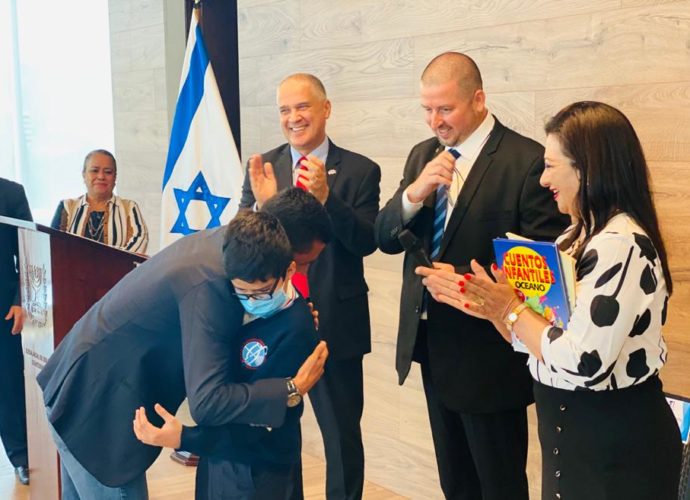 Embajada de Israel dona dispositivo de visión artificial para niño guatemalteco