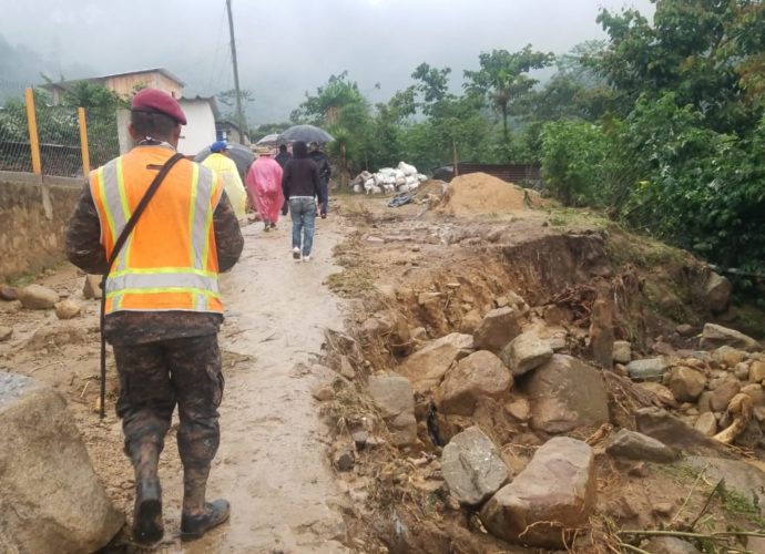 Ejército de Guatemala evacúa a comunitarios afectados por lluvias en Huehuetenango y Suchitepéquez