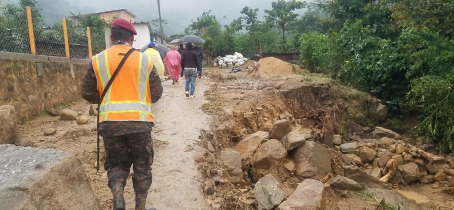Ejército de Guatemala evacúa a comunitarios afectados por lluvias en Huehuetenango y Suchitepéquez