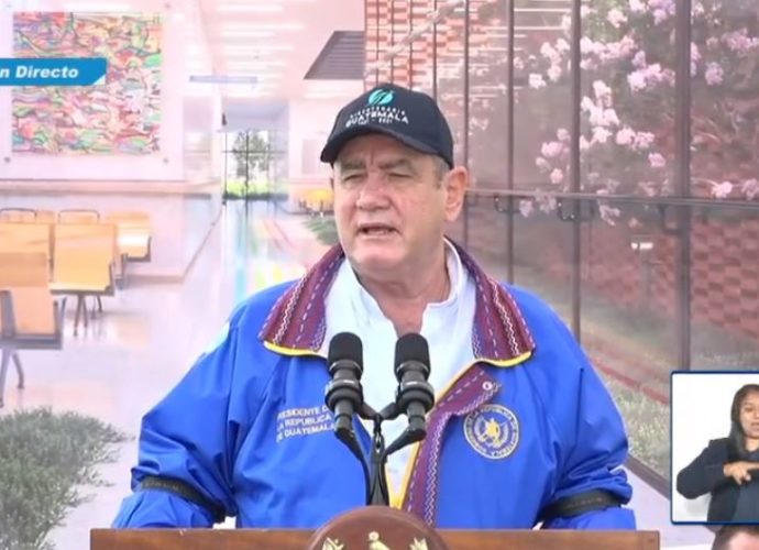 Presidente Giammattei coloca la primera piedra del nuevo Hospital Nacional de Chimaltenango