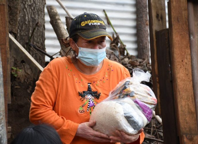Entregan bolsas de alimentos a damnificados de San Miguel Ramírez, Villa Nueva