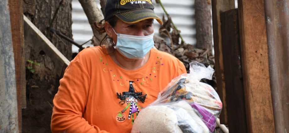 Entregan bolsas de alimentos a damnificados de San Miguel Ramírez, Villa Nueva