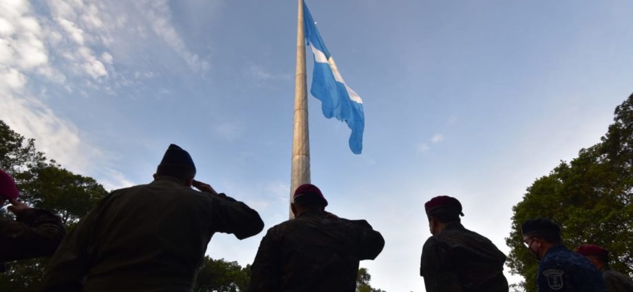 Ejército de Guatemala Iza el Pabellón Nacional en conmemoración de los 150 años de la Gesta Revolucionaria de 1871