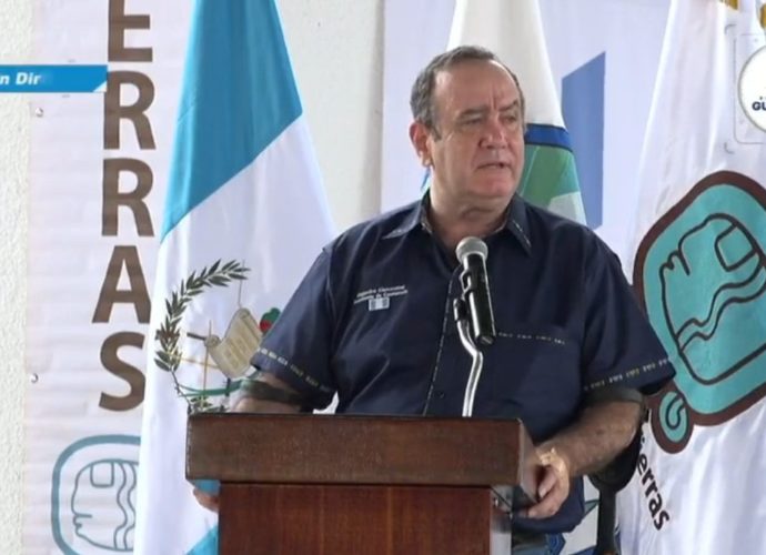 Gobierno entrega escrituras a beneficiarios de los municipios de Sayaxché y San Luis, en Petén Gobierno entrega escrituras a beneficiarios de los municipios de Sayaxché y San Luis, en Petén