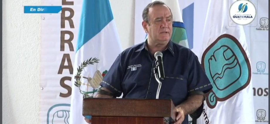 Gobierno entrega escrituras a beneficiarios de los municipios de Sayaxché y San Luis, en Petén