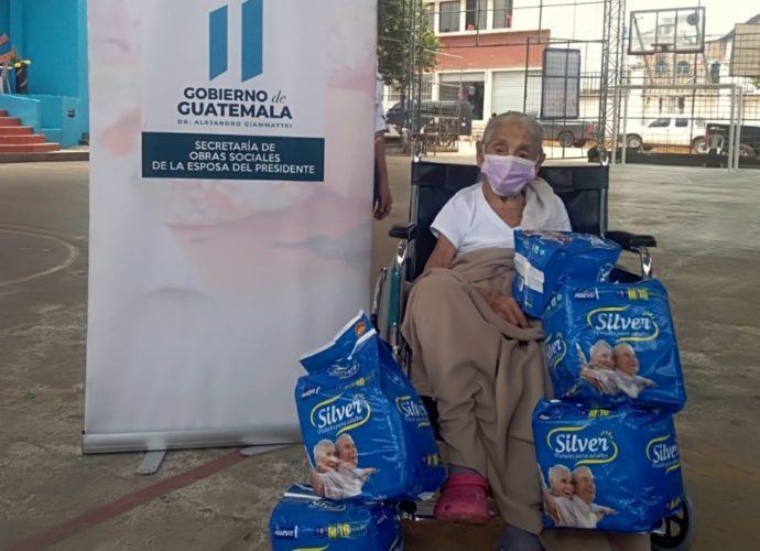 Benefician a 42 personas de Zapotitlán, Jutiapa con la entrega de equipo médico ambulatorio