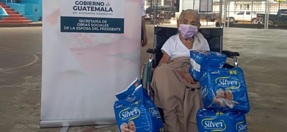Benefician a 42 personas de Zapotitlán, Jutiapa con la entrega de equipo médico ambulatorio