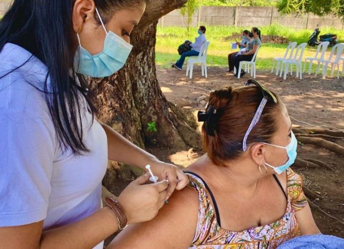 Retalhuleu avanza en la protección de vecinos mediante vacunación contra COVID-19