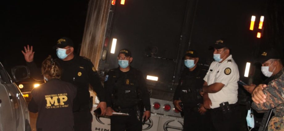 22 millones cigarrillos eran transportados en cuatro camiones que fueron abandonados en Petén