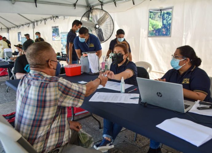 Inauguran puesto de vacunación en la Plaza de la Constitución