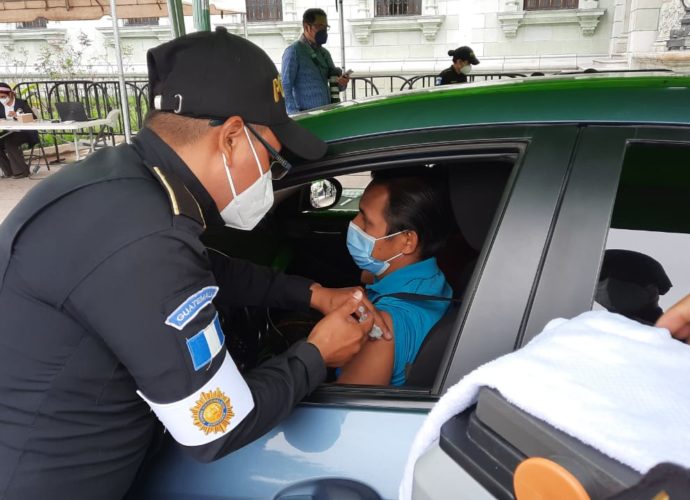 PNC instala puesto de vacunación vehicular en la plaza de la Constitución