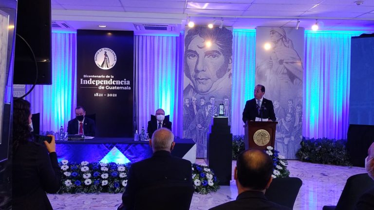 Banco de Guatemala presenta moneda en plata y billete de Q2