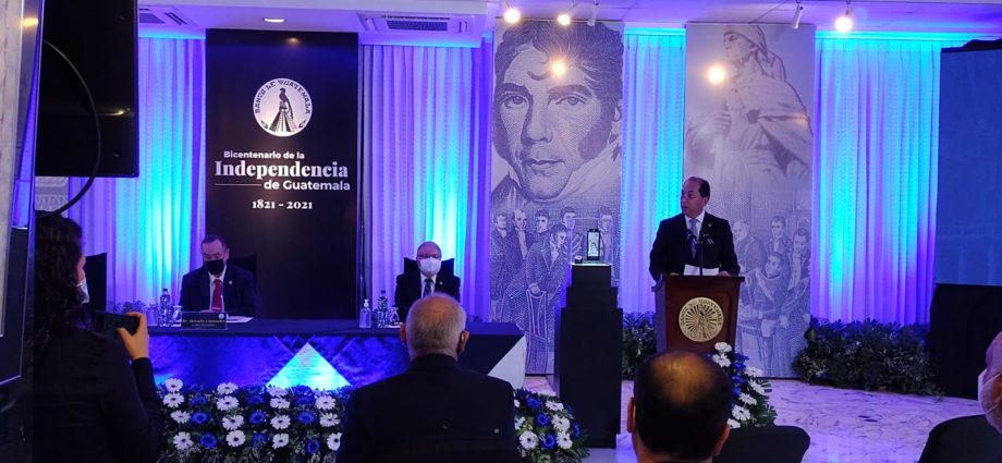 Banco de Guatemala presenta moneda en plata y billete de Q20 en conmemoración del Bicentenario de Independencia