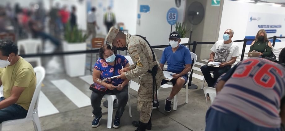 Ejército continúa apoyando vacunación de guatemaltecos contra COVID-19