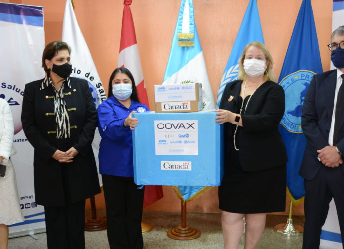 Guatemala recibe dosis de vacunas AstraZeneca donadas por Canadá a través de COVAX
