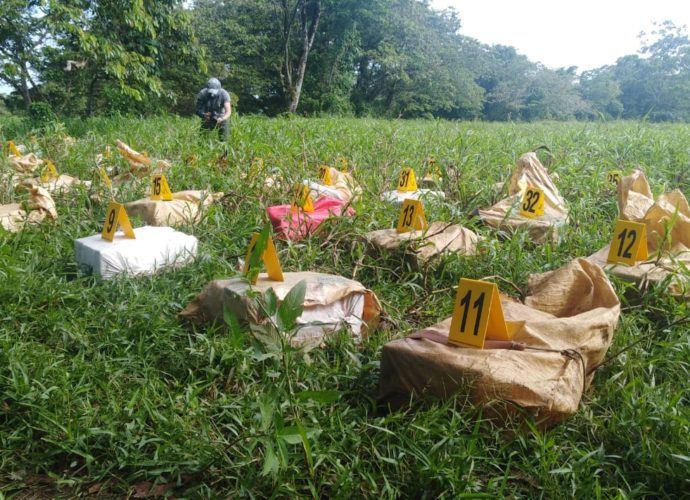 Ejército de Guatemala incauta una tonelada de droga en Izabal