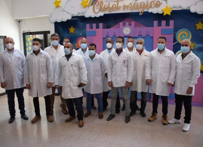 Médicos cubanos se suman al equipo que atiende pacientes con COVID-19 en el Parque de la Industria