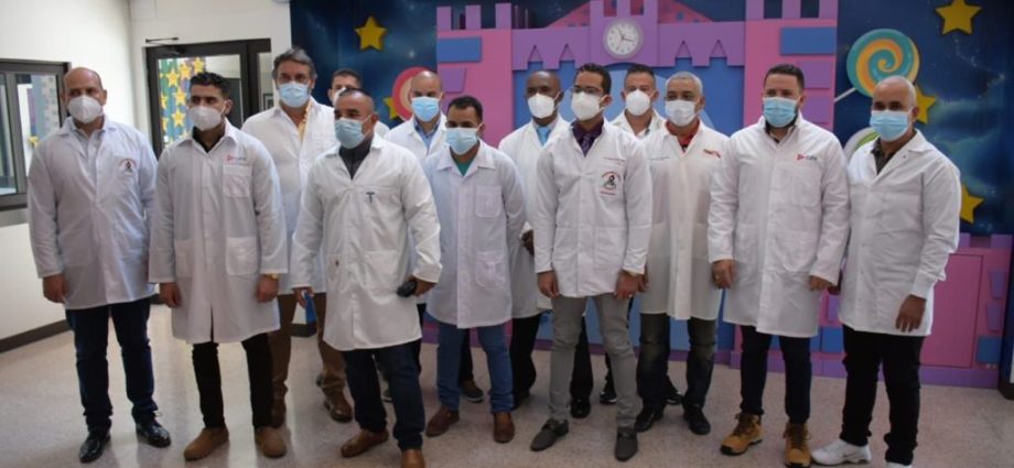 Médicos cubanos se suman al equipo que atiende pacientes con COVID-19 en el Parque de la Industria