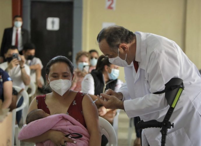 Presidente Giammattei se suma a la labor de inmunización comunitaria en Villa Nueva