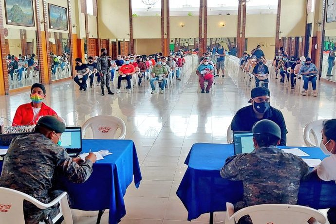 Fuerzas Castrenses inician inmunización de mayores de 18 años en puestos Guardia de Honor, Mariscal Zavala y Campo Marte