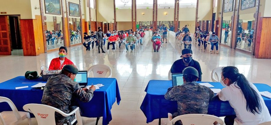 Fuerzas Castrenses inician inmunización de mayores de 18 años en puestos Guardia de Honor, Mariscal Zavala y Campo Marte