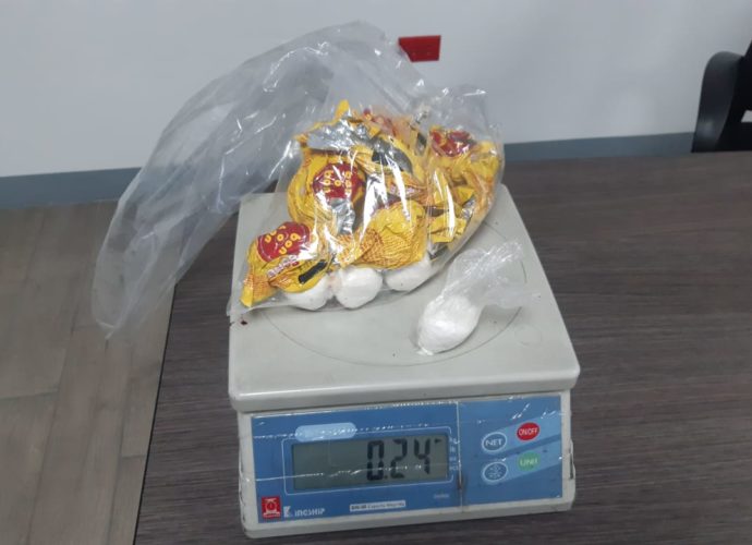Preliminar: Localizan presunta cocaína dentro de dulces de chocolate