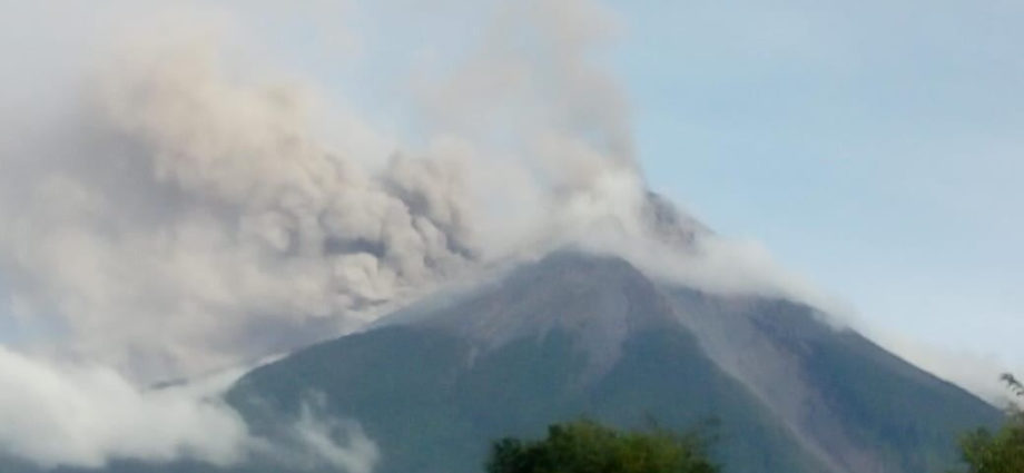 Volcán de Fuego en erupción