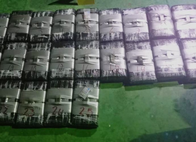 Incautan 25 paquetes con cocaína en un buque