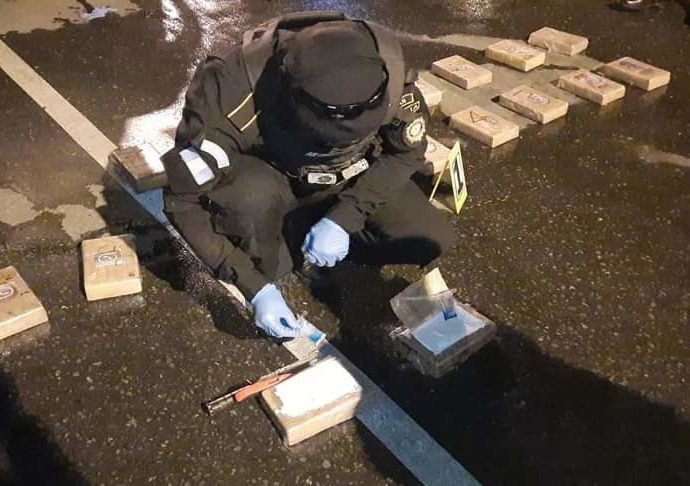 Localizan 20 paquetes de cocaína en zona 6; vehículo tenía reporte de robo