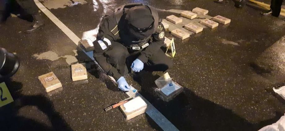 Localizan 20 paquetes de cocaína en zona 6; vehículo tenía reporte de robo