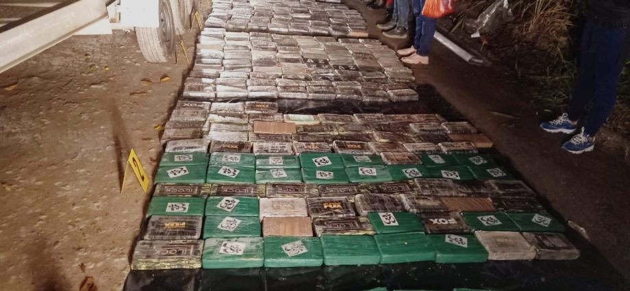 Duro golpe al narco: 515 paquetes de cocaína incautados en caletas de lancha