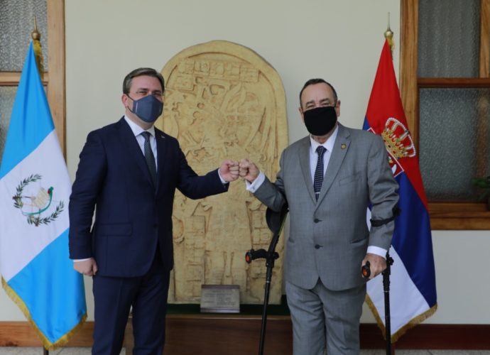 Presidente Giammattei recibe visita del canciller de Serbia