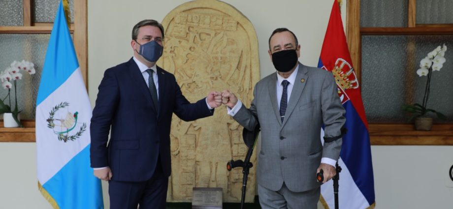 Presidente Giammattei recibe visita del canciller de Serbia
