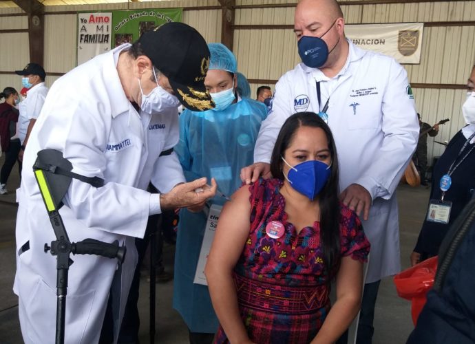 Presidente participa en jornada de vacunación en Huehuetenango