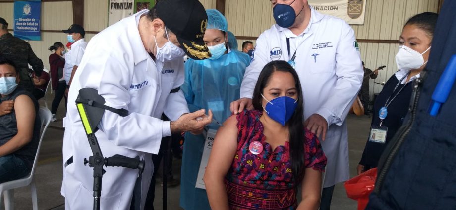 Presidente participa en jornada de vacunación en Huehuetenango