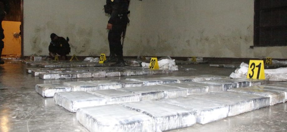 Decomisan en Petén más de una tonelada de cocaína