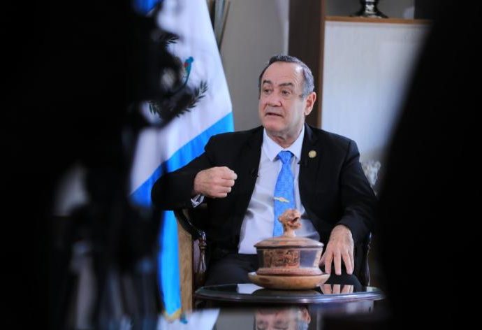 Presidente Giammattei ratifica apoyo a familiares de víctimas de accidente en Chiapas