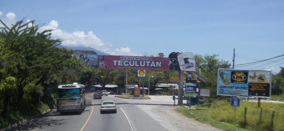 Madre e hijas sufren un percance vial en Teculutlán